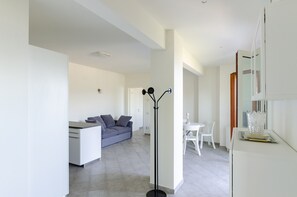 Departamento | Área de sala de estar | Televisión de pantalla plana de 32 pulgadas con canales por cable 