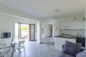 Apartment | Wohnbereich | 32-Zoll-Flachbildfernseher mit Kabelempfang, Fernseher