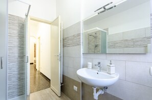 Lejlighed | Badeværelse | Bruser, gratis toiletartikler, hårtørrer, bidet
