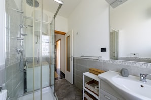 Apartment | Badezimmer | Dusche, kostenlose Toilettenartikel, Haartrockner, Bidet