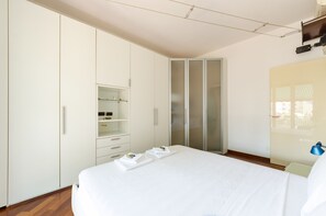 Apartment | 1 bedroom, laptop workspace, blackout drapes, iron/ironing board