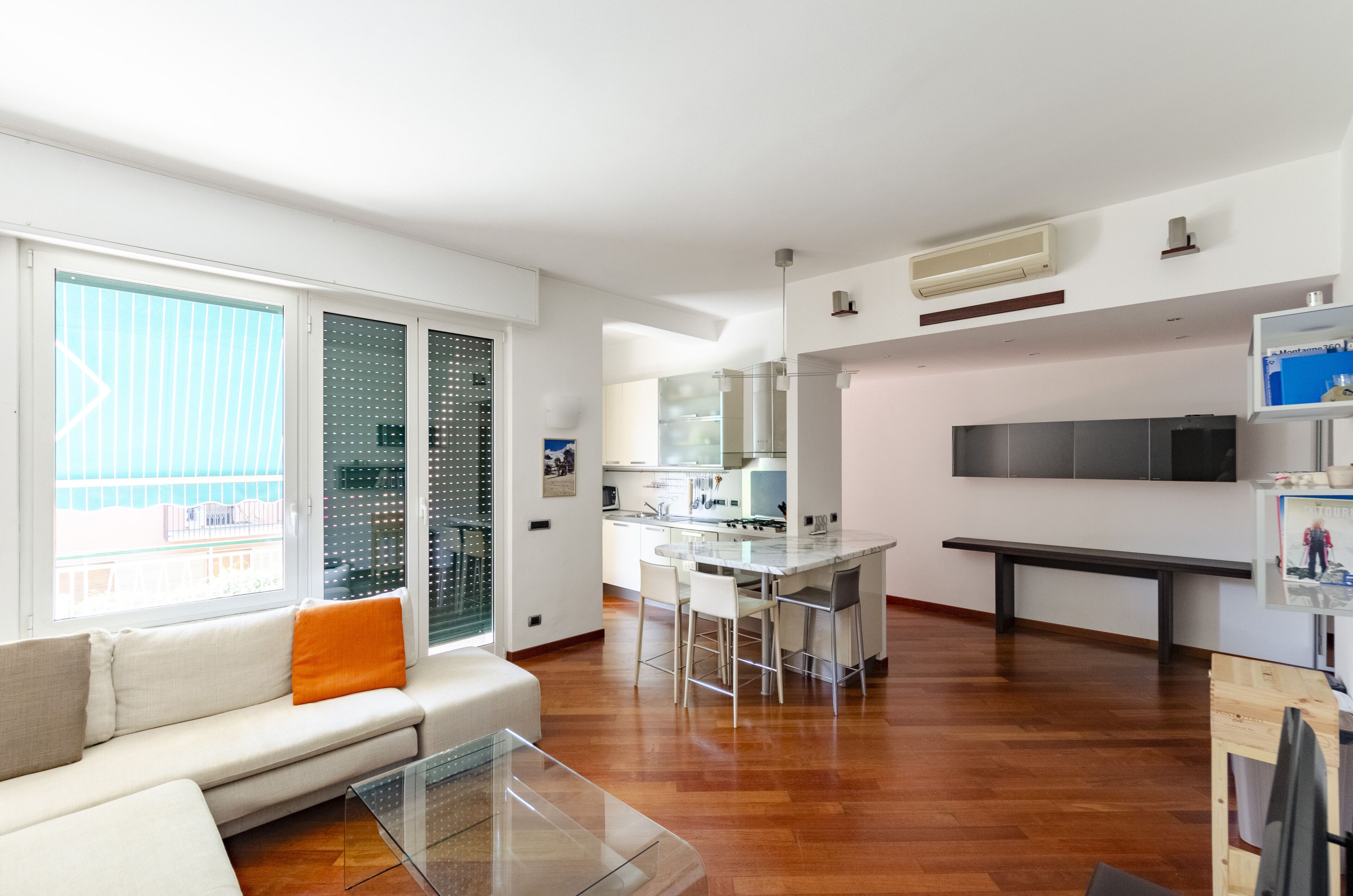 Apartment | Wohnbereich | 32-Zoll-Flachbildfernseher mit Kabelempfang, Fernseher