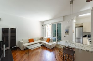 Apartment | Wohnbereich | 32-Zoll-Flachbildfernseher mit Kabelempfang, Fernseher