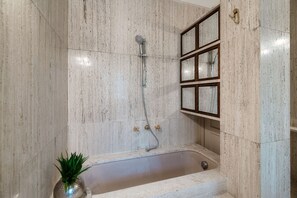 Apartment | Badezimmer | Badewanne und Dusche (separat), kostenlose Toilettenartikel, Bidet