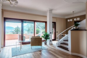 Apartment | Living area | 32-inch flat-screen TV with cable channels, TV - JOIVY Vila Sofia (Como)