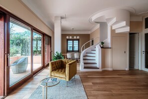 Apartment | Wohnbereich | 32-Zoll-Flachbildfernseher mit Kabelempfang, Fernseher
