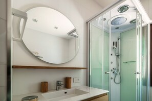 Apartment | Bathroom | Shower, free toiletries, hair dryer, bidet - JOIVY Villa Sofia (Como)