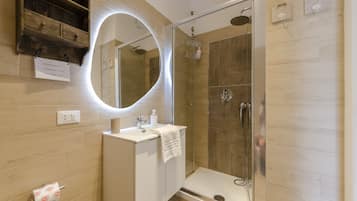 Apartment, 1 Doppelbett und Schlafsofa, Balkon, Stadtblick | Badezimmer | Dusche, kostenlose Toilettenartikel, Haartrockner, Bidet
