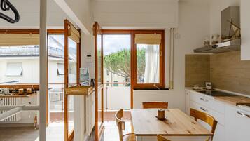 Apartment, 1 Doppelbett und Schlafsofa, Balkon, Stadtblick | Eigene Küche | Espressomaschine, Kühlschrank, Mikrowelle, Ofen