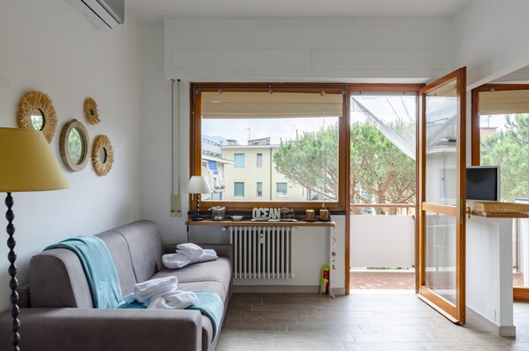 Apartment | Wohnbereich | 32-Zoll-Flachbildfernseher mit Kabelempfang, Fernseher