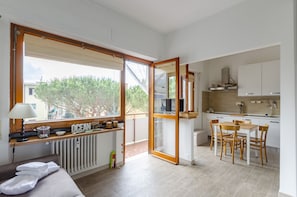 Apartment | Wohnbereich | 32-Zoll-Flachbildfernseher mit Kabelempfang, Fernseher