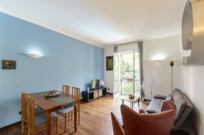 Appartamento | Area soggiorno | TV a schermo piatto 32 pollici con canali via cavo, TV