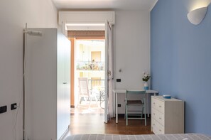 Appartamento | 2 camere, una scrivania, postazione laptop, tende oscuranti