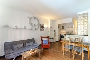 Apartment | Living area | 32-inch flat-screen TV with cable channels, TV - JOIVY Levante 289 (Rapallo)