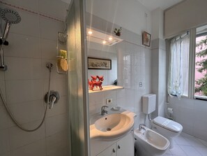 Apartment | Bathroom | Shower, free toiletries, hair dryer, bidet - JOIVY Blue Liguria (Rapallo)