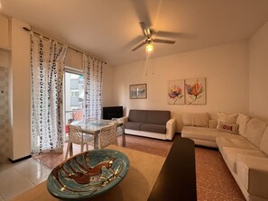 Apartment | Living area | 32-inch flat-screen TV with cable channels, TV - JOIVY Blue Liguria (Rapallo)