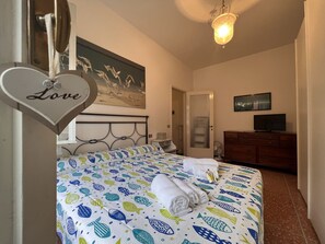 Appartamento | 1 camera, una scrivania, postazione laptop, tende oscuranti