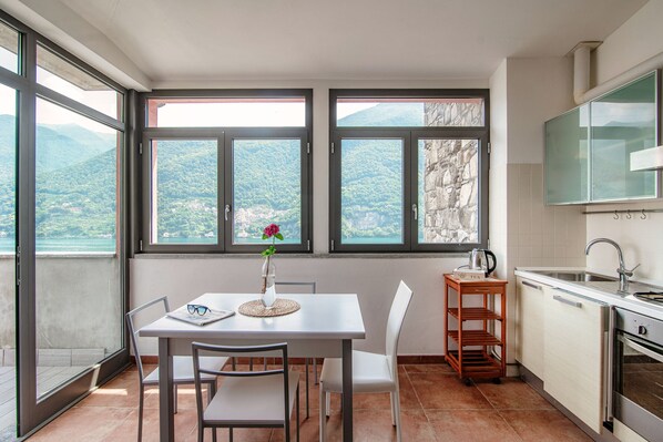 Private kitchen - JOIVY Apartment Villa Riflessi Sul Lago (Laglio)