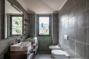 Apartment | Bathroom | Combined shower/tub, free toiletries, hair dryer, bidet