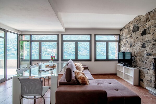 디럭스 빌라 | 거실 공간 | 케이블 채널 시청이 가능한 32인치 평면 TV, TV