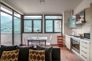 Vila luxo | Área de estar | TV de tela plana 32 polegadas com canais a cabo, TV