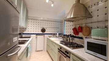 Appartement | Privékeuken | Een espressoapparaat, een broodrooster, eettafels