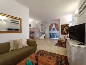 Apartamento | Zona de estar | Televisión de pantalla plana de 32 pulgadas con canales por cable