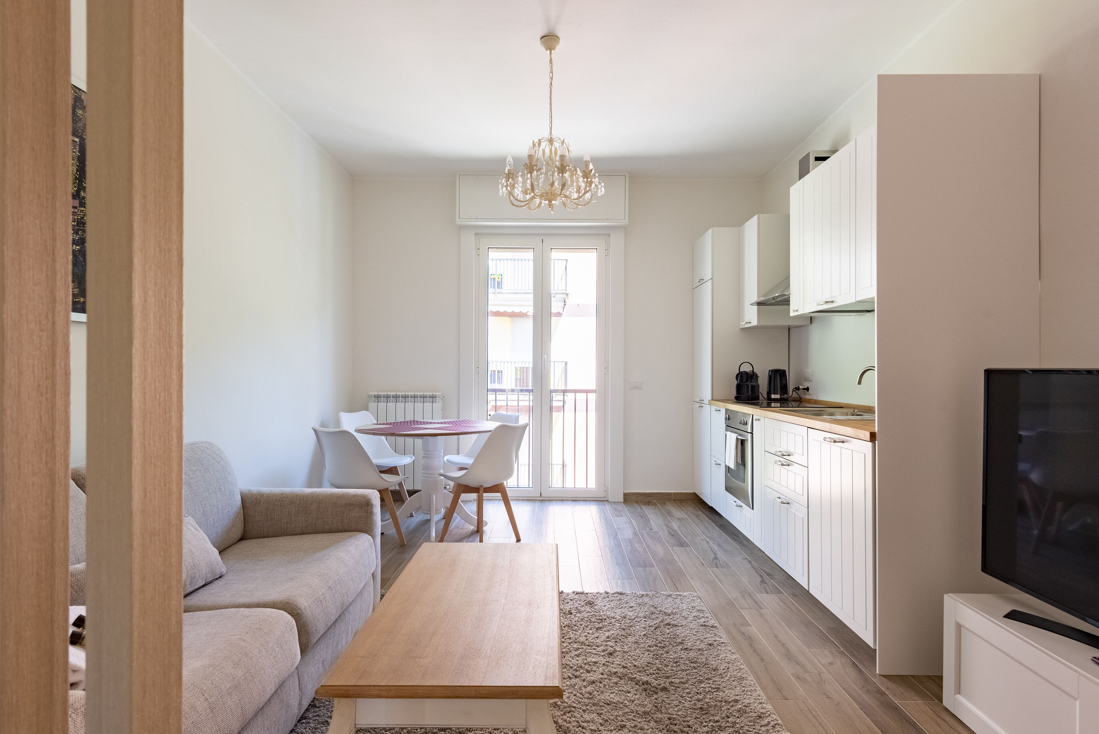 公寓 | 起居区 | 32-英寸纯平电视 （配备有线频道）、电视