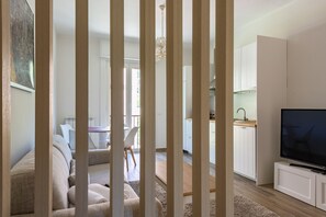 Apartment | Wohnbereich | 32-Zoll-Flachbildfernseher mit Kabelempfang, Fernseher