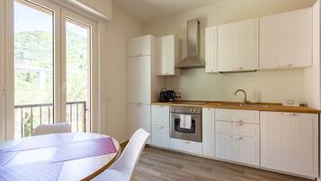 อพาร์ทเมนท์ | ครัวส่วนตัว | เครื่องชงกาแฟเอสเปรสโซ, โต๊ะรับประทานอาหาร