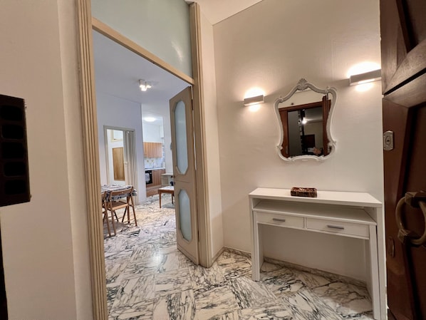 Apartment | 2 Schlafzimmer, Schreibtisch, laptopgeeigneter Arbeitsplatz