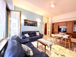 Apartment | Living area | 32-inch flat-screen TV with cable channels, TV - JOIVY Fashion & Sea (Rapallo)