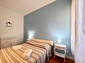 Appartamento | 2 camere, una scrivania, postazione laptop, tende oscuranti