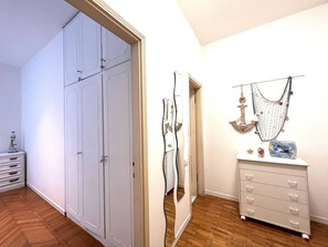 Appartamento | 2 camere, una scrivania, postazione laptop, tende oscuranti