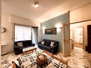 Apartment | Wohnbereich | 32-Zoll-Flachbildfernseher mit Kabelempfang, Fernseher