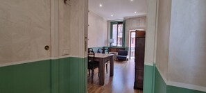 Apartment | Ruang tamu | 32 inci televisyen skrin rata dengan kabel, TV 