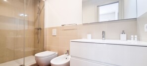 Apartment | Bathroom - JOIVY Superb Flat, 2 Balconies & Skyscrapers View (Milan)