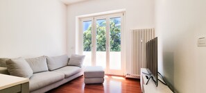 Apartment | Wohnbereich | 32-Zoll-Flachbildfernseher mit Kabelempfang, Fernseher