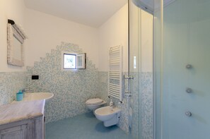 Apartment | Badezimmer | Duschwanne, kostenlose Toilettenartikel, Haartrockner, Bidet