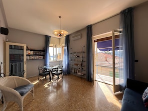 Apartment | Wohnbereich | 32-Zoll-Flachbildfernseher mit Kabelempfang, Fernseher