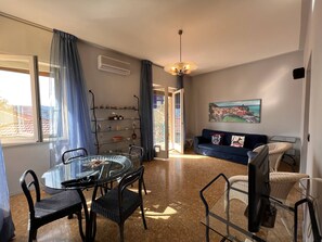 Apartment | Wohnbereich | 32-Zoll-Flachbildfernseher mit Kabelempfang, Fernseher