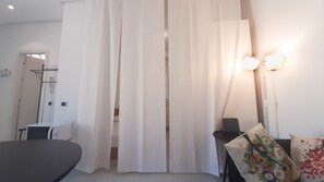 1 bedroom, laptop workspace, iron/ironing board - JOIVY Light Isola Studio (Milan)
