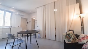 In-room dining - JOIVY Light Isola Studio (Milan)