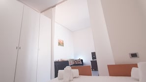 1 bedroom, laptop workspace, iron/ironing board - JOIVY Light Isola Studio (Milan)