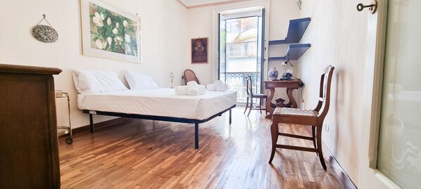 Apartment | Schreibtisch, laptopgeeigneter Arbeitsplatz, Bügeleisen/Bügelbrett