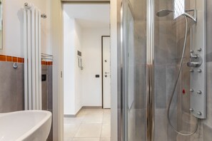 Apartment | Bathroom | Shower, free toiletries, hair dryer, bidet