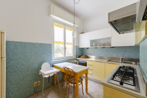 Appartamento | Cucina privata | Bollitore elettrico, tavolo da pranzo