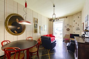 Apartment | Essbereich im Zimmer