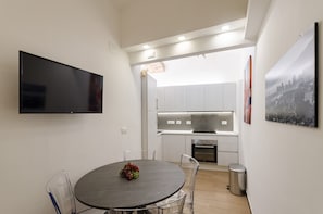 Departamento, 2 habitaciones | Cocina privada | Refrigerador, microondas, horno y parrilla de estufa 