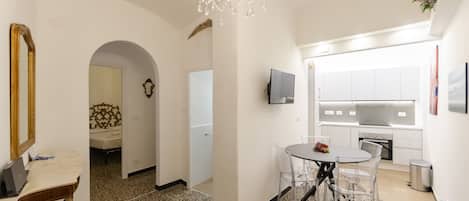 Apartment | Eigene Küche | Wasserkocher mit Kaffee-/Teezubehör, Esstisch